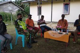 Koramil 1708-06/Supiori Utara lakukan komsos bersama desa binaan