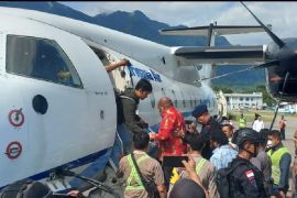 Lukas Enembe diterbangkan ke Jakarta melalui Manado