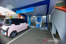 Mudahnya isi daya baterai Wuling Air Ev di SPKLU PLN