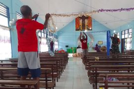 Koramil 1708-05/Numfor bantu warga lakukan pembersihan gereja