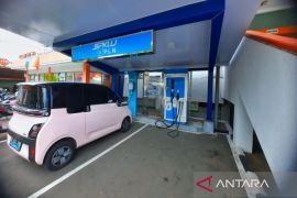 Mudahnya isi daya baterai kendaraan Wuling Air Ev di SPKLU PLN