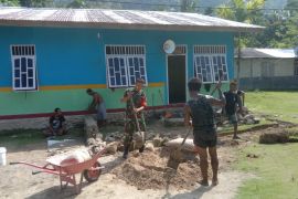 Koramil Biak Utara bantu buat pondasi rumah warga