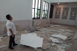 Plafon di kantor DPRD Kepri ambruk dihantam angin kencang