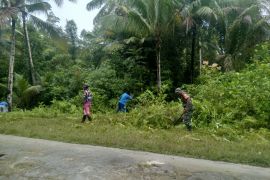Koramil 1708-05/Numfor bersama warga binaan bersihkan bahu jalan