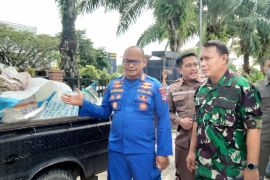 Ratusan kilogram daging ilegal dari Malaysia dimusnahkan