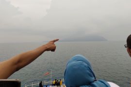 Lampung cautions residents of Mt. Anak Krakatau's heightened eruptions