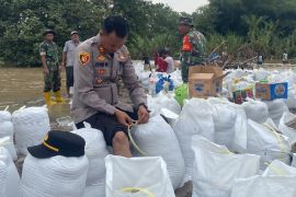 Polsek Indrapura gotong royong bantu warga timbun tanggul jebol