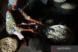 Perajin Kue Manco di Madiun