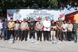 Kapolda Jatim salurkan bantuan air bersih ke Gili Ketapang Probolinggo