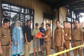 Pemkab Barut serahkan bantuan untuk korban kebakaran