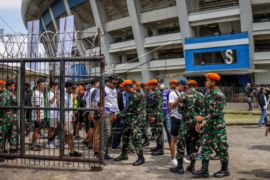 Pengamanan laga Persib melawan Persija di Stadion GLBA Page 1 Small