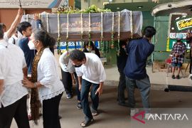 Keluarga korban mutilasi, Angela lakukan tradisi "brobosan" sebelum pemakaman