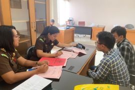 Bea Cukai serahkan warga India penyeludup ratusan berlian