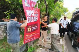 Satpol PP Denpasar copot spanduk dan baliho kedaluwarsa