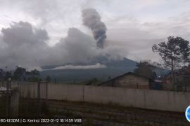 Gunung Kerinci erupsi lontarkan abu 1.200 m