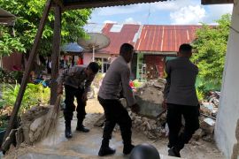 Polres KKT bantu warga korban gempa bersihkan puing rumah rusak, kepedulian sosial