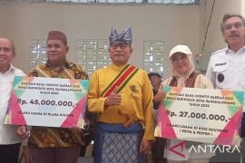 Kepala Staf Kepresidenan serahkan DID Rp1,4 miliar bantu UMKM Pangkalpinang