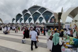 Bocah yang jatuh dari lantai dua Masjid Al Jabbar Bandung wajahnya cedera