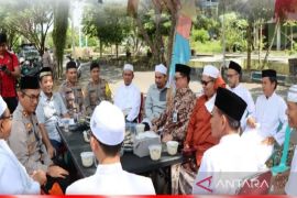 Kapolres Barito Kuala sapa jamaah Masjid Nurul Anwar saat Jumat Curhat