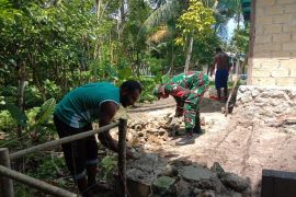 Koramil 1708-02/Biak Utara bantu warga buat pondasi rumah