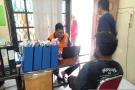 Satpol PP Bangka tangkap perusak lampu hias Taman Kota Sungailiat