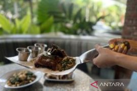 Makan dipiring bentuk sekop di restoran ala Taman Bunga Eropa