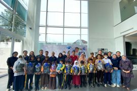 BMW AML-Dompet Dhuafa Waspada bagikan paket "school kit" untuk anak sekolah