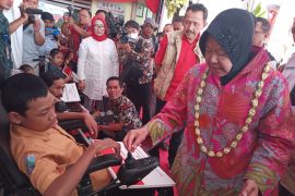 Risma serahkan bantuan ATENSI untuk penyandang disabilitas
