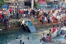 Di Baubau, sebuah mobil terjun ke laut