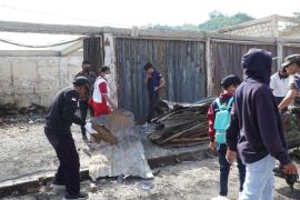 Pemkot Jayapura dan pedagang membersihkan puing kebakaran Pasar Youtefa