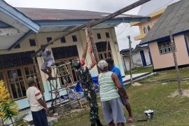 Koramil Numfor bersama warga gotong royong mendirikan tenda