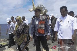 Mendes PDTT disambut iringan kapal nelayan saat tiba di Pulau Rote