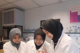 Teliti daging sintetis antar mahasiswi Unej kuliah di Jerman