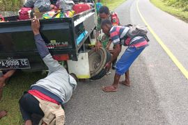 Koramil 1708-02/Biak Utara bantu supir ganti ban pecah