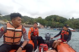Basarnas sisir wisatawan terseret ombak