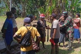 Personel Koramil Kiwirok kunjungi kampung Apom yang sempat diganggu KSB