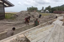 Koramil 1708-02/Biak Utara bantu warga buat parit mencegah banjir