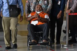 Tersangka Lukas Enembe dibawa ke RSPAD setelah diperiksa KPK