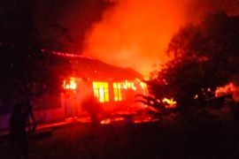 Polisi selidiki terbakarnya  13 ruangan kampus  Fisip USWIM Nabire