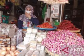 Harga bahan kebutuhan pokok di Kabupaten Belitung normal jelang Imlek