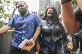 Istri dan anak Lukas Enembe bungkam usai diperiksa KPK