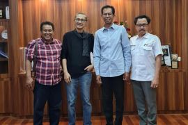 Mus Mujiono konser di Surabaya pada akhir Februari