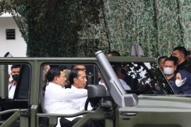 Menhan Prabowo Subianto sopiri Presiden tinjau pameran alutsista di Rapim Kemhan 2023