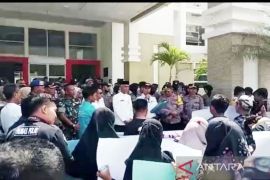 Mahasiswa Simeulue demo tolak kenaikan tiket kapal feri