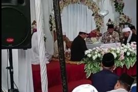 Geger, pasangan pengantin di Lombok Tengah ini menikah dengan mas kawin "Kain Kafan"