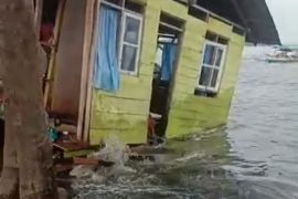 Belasan rumah warga Halmahera Utara terdampak banjir rob