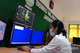 BMKG ingatkan potensi hujan lebat disertai petir di sebagian wilayah Indonesia