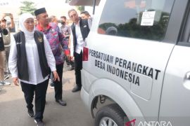 Gubernur Khofifah serahkan bantuan kendaraan operasional untuk organisasi perangkat desa