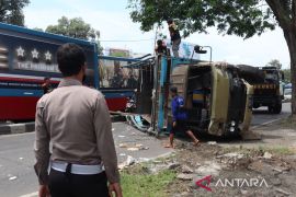 Truk terguling di Jombang