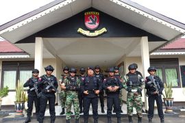 Polri dan TNI patroli bersama di kelenteng Pontianak jelang Hari Raya Imlek